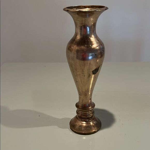 Elegant Brass Vase with scalloped edge. 12 inch high 4 in diameter at top wt 2# - Picture 1 of 4